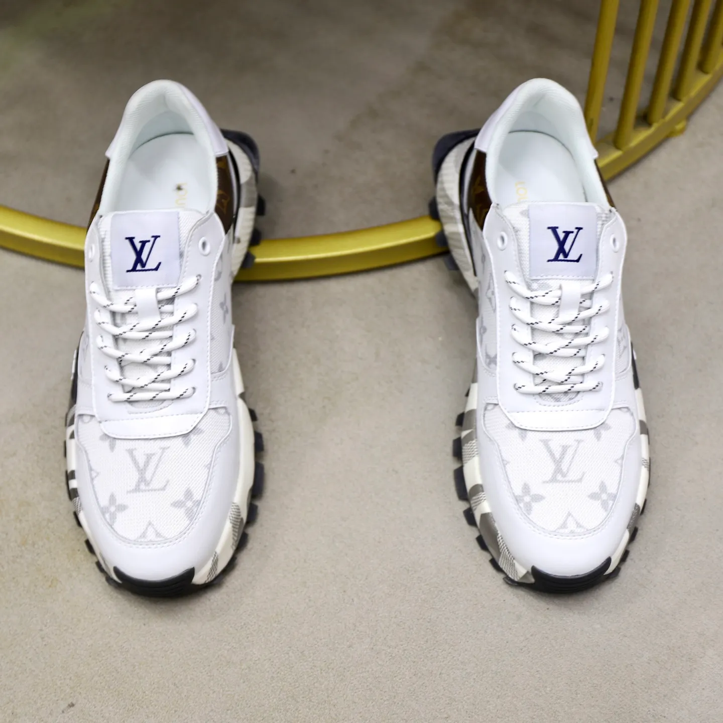 Ex-factory price: 462💰🙅‍♂️🙅‍♂️🙅‍♂️ Brand: LV Louis Vuitton Standard code: 38-44 (45 customized) Grade: Same as the official website Material: Original material spliced with brand cloth Comfortable and breathable lining Lightweight and wear-resistant sports outsole Style category: Men's fashionable casual shoes Running sneakers Distinguished luxury brand elements Top luxury Color: actual picture color